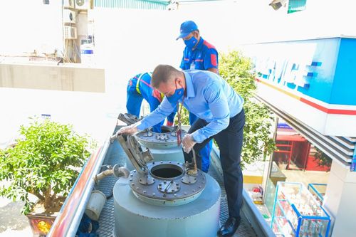 CHXD thực hiện quy trình kiểm tra trước khi nhập xăng E10 nhằm bảo đảm chất lượng.
