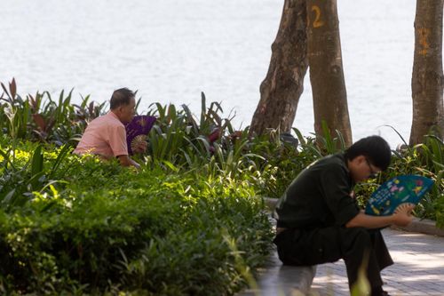 Các loại quạt giấy, quạt máy cầm tay được người dân mua rất nhiều vào những ngày hè.