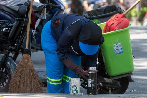 Với thời tiết cực đoan như hiện nay, việc tự trang bị một bình hoặc phích giữ nhiệt để trữ nước uống là điều rất cần thiết. Lao động ngoài trời thời gian dài dẫn đến mất nước nhiều, nếu không kịp thời bổ sung nước cho cơ thể và giữ mát có thể dẫn đến ngất xỉu, đột quỵ.