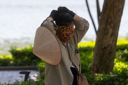 Bà Hân (55 tuổi, Đông Anh) - lao động tự do hiện ở trọ tại Hà Nội cảm thấy rất khó chịu trong người đặc biệt vào những ngày nắng nóng như mấy hôm nay. Tuy nhiên vì công việc, bà ra đường từ sáng đến tận chiều muộn mới về nhà.