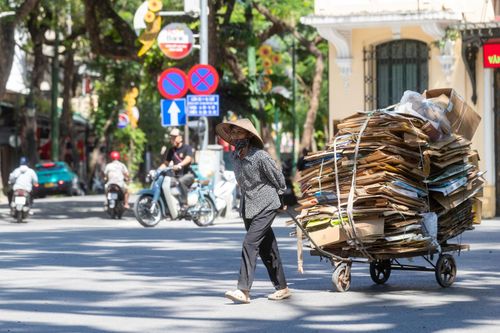 Chị Dung (45 tuổi, Hưng Yên) làm nghề gom thùng, bìa carton về tái chế chia sẻ rằng thời tiết nóng cực độ thế này cũng ảnh hưởng đến sức khỏe nhưng cuộc sống còn nhiều điều phải lo toan nên vẫn ra đường tìm phế liệu.