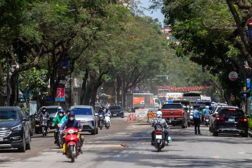 Đường phố Hà Nội nắng nóng bất thường cũng bởi số lượng phương tiện giao thông hoạt động rất lớn. Ngoài ra, nhiều công trình đang thi công gây bụi khiến việc ra đường bằng xe máy, xe đạp hay đi bộ càng khó chịu hơn.