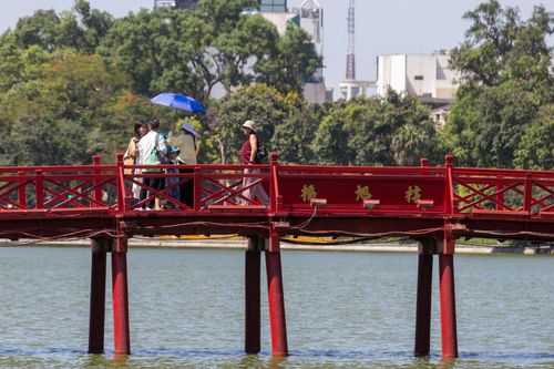 Tại khu vực đền Ngọc Sơn, khách du lịch chỉ lác đác vài người vào tham quan.