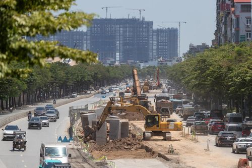 Giao thông tại đường Võ Chí Công những ngày gần đây thường xuyên ùn tắc cục bộ vào giờ cao điểm do thi công công trình cống dẫn nước.