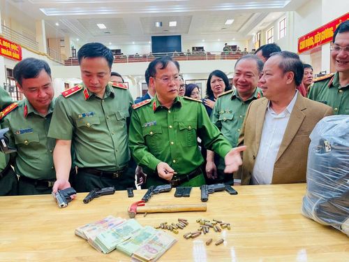 Lãnh đạo Bộ Công an trực tiếp chỉ đạo phá án (súng, đạn, tiền... là tang vật vụ cướp ngân hàng).