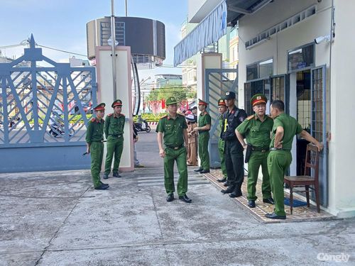 An ninh được thắt chặt ngay từ cổng trụ sở TAND tỉnh Gia Lai.