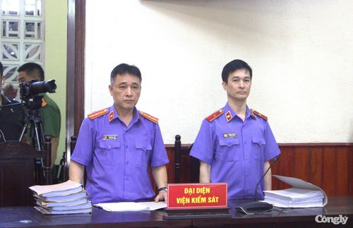 Hội đồng xét xử và Kiểm sát viên tại phiên tòa.