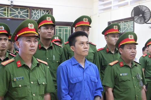 "Tài đen" được lực lượng Công an giám sát nghiêm ngặt tại phiên tòa.