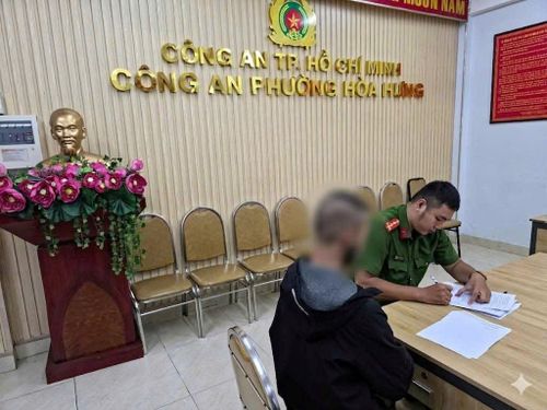 Công an làm việc với đối tượng vi phạm.