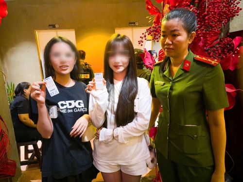 2 đối tượng nữ bị công an kiểm tra.