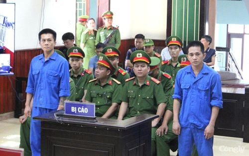 "Tài đen" (bên trái) và Lê Văn Ân tại phiên tòa sáng 26/5.