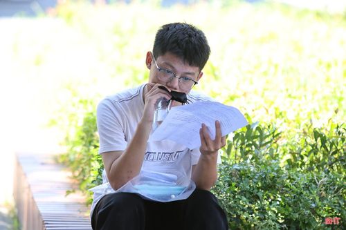 Ở một góc khác, không ít em mang vẻ trầm ngâm, tiếc nuối vì chưa hoàn thành trọn vẹn bài thi như mong muốn.