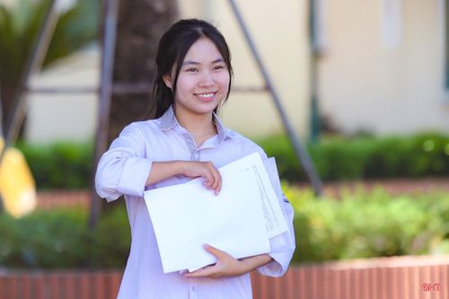 Bước ra khỏi phòng thi, nhiều em nở nụ cười nhẹ nhõm khi làm bài khá tốt, tự tin với phần thể hiện của mình.