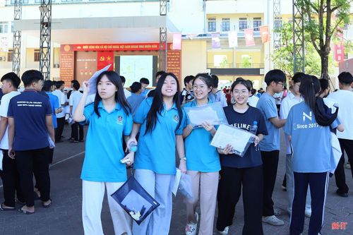 Sau 150 phút căng thẳng với các môn chuyên Toán và Ngữ văn, trưa 26/5, các thí sinh hoàn thành buổi thi đầu tiên Kỳ thi vào lớp 10 THPT Chuyên Hà Tĩnh trong cái nắng oi ả đầu hè.