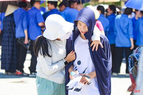 Những cái ôm động viên, những lời an ủi từ phụ huynh phần nào giúp các em giải tỏa áp lực sau nhiều tháng ôn luyện.