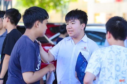 Những cái vỗ vai động viên từ những người bạn phần nào giúp giải tỏa áp lực căng thẳng sau buổi thi.