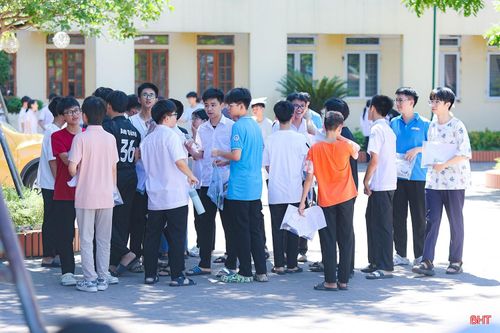 Trong số hơn 400 thí sinh tham gia kỳ thi sáng nay, có 244 em thi chuyên Toán để giành 70 chỉ tiêu vào lớp Toán 1 và Toán 2 (tỷ lệ chọi 1/3,48); 174 thí sinh thi môn Ngữ văn để giành 35 chỉ tiêu vào lớp chuyên Văn (tỷ lệ chọi 1/4,97).