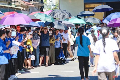 Ngoài cổng trường, giữa nền nhiệt oi nóng, nhiều phụ huynh kiên nhẫn chờ con suốt nhiều giờ đồng hồ.