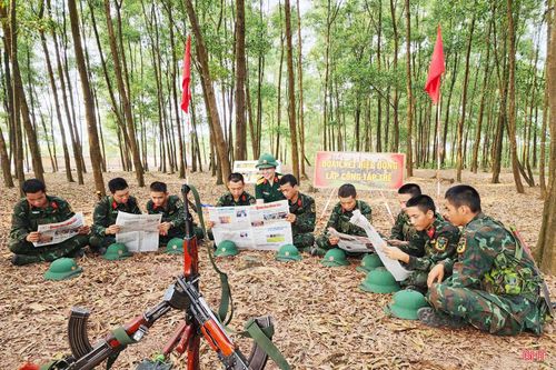 Những hàng cây quanh thao trường giúp bộ đội nghỉ ngơi, "trốn" nắng sau những giờ huấn luyện.