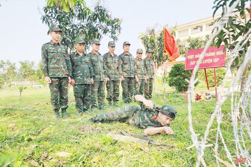 Trong mùa hè nắng nóng, cán bộ, chiến sĩ ở Đại đội Trinh Sát thường tận dụng địa hình, địa vật và môi trường xanh mát để huấn luyện chiến thuật.