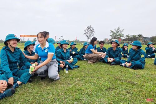 Các chị em Hội LHPN xã Yên Hòa tiếp nước, sữa cho lực lượng dân quân đang huấn luyện trên thao trường.