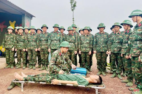Tổ quân y của Trung đoàn 841 hướng dẫn kiến thức phòng, chống say nắng, say nóng và kỹ năng sơ cứu ban đầu cho bộ đội.