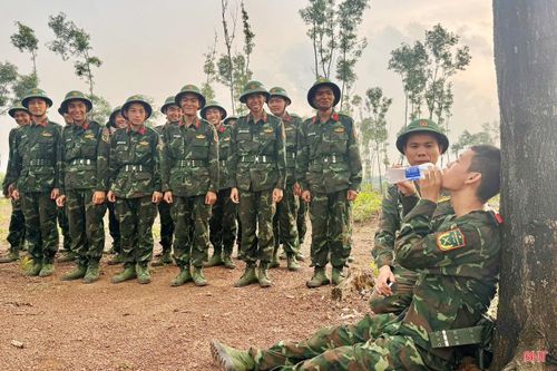 Quân y Trung đoàn 841 hướng dẫn tư thế ngồi nghỉ, tiếp nước khi xảy ra say nắng.