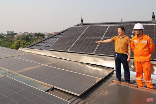 Ngành điện khuyến cáo người dân, doanh nghiệp ưu tiên lắp điện mặt trời áp mái nhà để chủ động nguồn điện và tiết kiệm chi phí trong dài hạn.