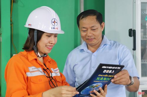 Nhân viên Điện lực Thành Sen hướng dẫn khách hàng các giải pháp sử dụng điện tiết kiệm, hiệu quả.