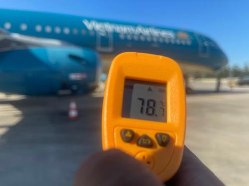 Nhiệt độ ghi nhận thực tế tại sân đỗ Nội Bài lúc 15h, ngày 25/5. (Ảnh: PV/Vietnam+)