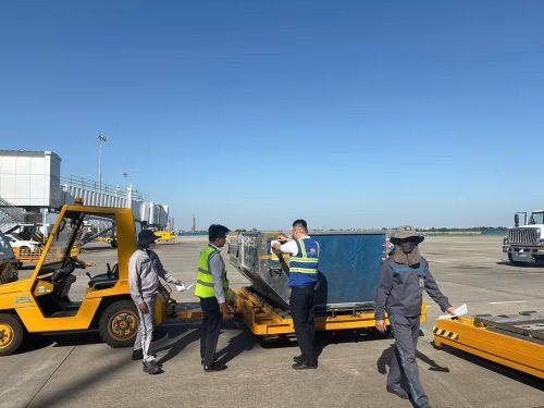 Lực lượng phục vụ mặt đất tại sân bay cũng đang bước vào giai đoạn cao điểm với cường độ làm việc liên tục dưới nắng nóng gay gắt. (Ảnh: PV/Vietnam+)