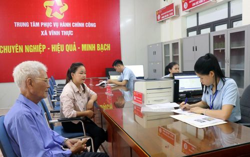 Nhân dân đến làm thủ tục hành chính tại Trung tâm phục vụ hành chính công xã đảo tiền tiêu Vĩnh Thực (Quảng Ninh).