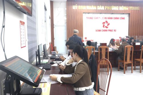 Người dân đến Trung tâm phục vụ hành chính chính công phường Nông Trang (Phú Thọ) làm các thủ tục giấy tờ cá nhân. Ảnh: Viết Tôn