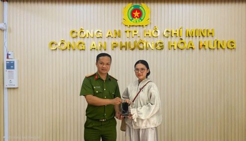 Đại diện Công an TP Hồ Chí Minh trao trả tang vật bị mất cho người dân. Ảnh: Công an TP Hồ Chí Minh cung cấp