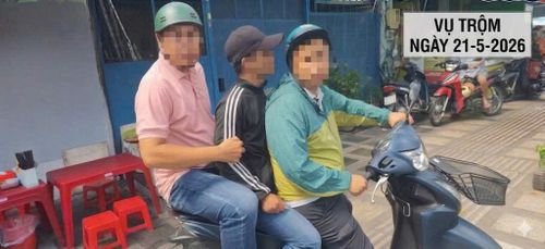Công an phường Hòa Hưng áp giải đối tượng trộm cắp về trụ sở công an. Ảnh: Công an TP Hồ Chí Minh cung cấp