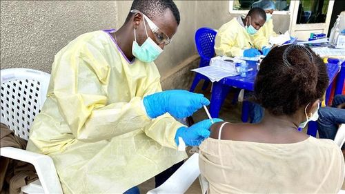 Nhân viên y tế tiêm vaccine phòng Ebola cho người dân tại Bắc Kivu, CHDC Congo. Ảnh: THX/TTXVN