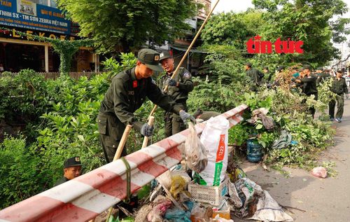 Các chiến sĩ trẻ của Đội 4, Đoàn Cảnh sát đặc nhiệm số 2, Bộ Tư lệnh Cảnh sát Cơ động (Bộ Công an) hăng hái hỗ trợ người dân dọn dẹp rác thải tại các con kênh trên địa bàn TP Hồ Chí Minh.