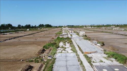 Vào những ngày nắng 39 - 40 độ C, dù cánh đồng muối bốc lên hơi mặn và cái nóng như rang phả vào mặt nhưng diêm dân Tam Hòa vẫn kiên trì bám trụ, đổ mồ hôi trên ruộng muối.