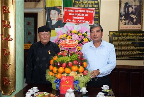 Phó Bí thư Tỉnh ủy, Chủ tịch Ủy ban MTTQ Việt Nam tỉnh Vĩnh Long Kim Ngọc Thái chúc mừng Ban Trị sự Tịnh độ Cư sĩ Phật hội Việt Nam tỉnh Vĩnh Long nhân Đại lễ Phật đản năm 2026. Ảnh: Phạm Minh Tuấn/TTXVN