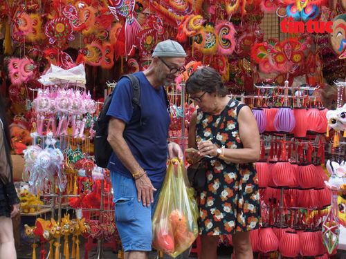 Phố Hàng Mã từng là một địa điểm thu hút khách du lịch tham quan (Ảnh chụp tháng 10/2025).