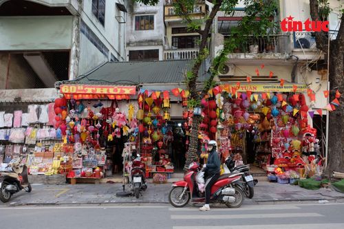 Không khí tại phố Hàng Mã hiện tại khác hẳn với sự nhộn nhịp trong những mùa lễ lớn trước đây.