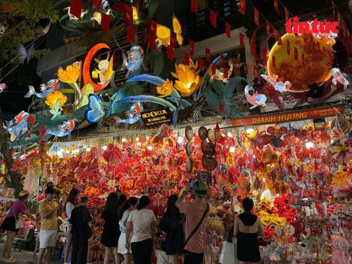 Một hộ kinh doanh trên phố Hàng Mã trước kia...