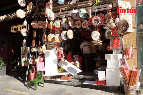 Không còn tình trạng hàng quán lấn chiếm lòng lề đường như những năm trước.