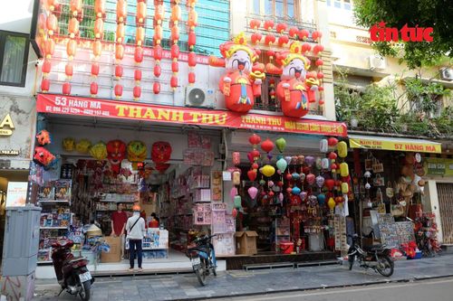 Nhiều tiểu thương tại đây bày tỏ mong muốn thành phố có thể sớm triển khai cơ chế cho thuê vỉa hè.
