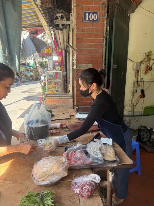 Sạp thịt lợn của chị Nguyễn Thị Cúc, chợ Đại Từ, Hà Nội hết hàng từ 8h sáng. Ảnh: Đỗ Huyền - Bnews/TTXVN