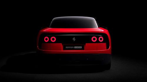 Cụm đèn hậu dạng vòm (halo) tái hiện mẫu 360 Modena và 458 Italia.