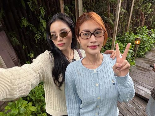 Kỳ Duyên và Thiên Ân vui vẻ chụp hình cùng nhau. Ảnh: FBNV