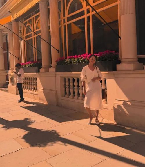Selena Gomez xuất hiện đầy rạng rỡ trên đường phố London với phong cách nữ tính, thanh lịch nhưng vẫn mang hơi thở hiện đại. Ảnh: IGNV