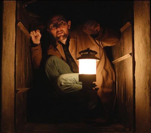 Tài tử Hollywood Adam Scott thủ vai nhà văn lập dị Ohm Bauman trong phim kinh dị Ba Trợn. Ảnh: IMDb