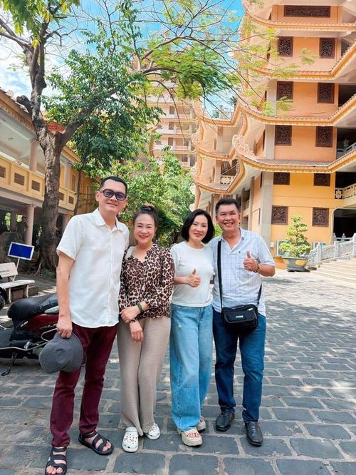 NSƯT Hữu Châu và Hồng Đào trong chuyến đi cùng đồng nghiệp.